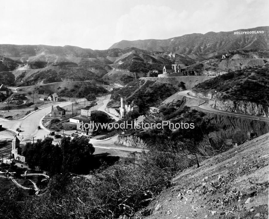 Beachwood Canyon entrance 1924 wm.jpg